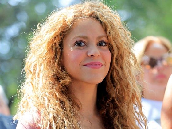 Shakira_16a08542862_large.jpg